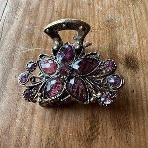 Elegant Floral Hair Clip with Vintage Charm